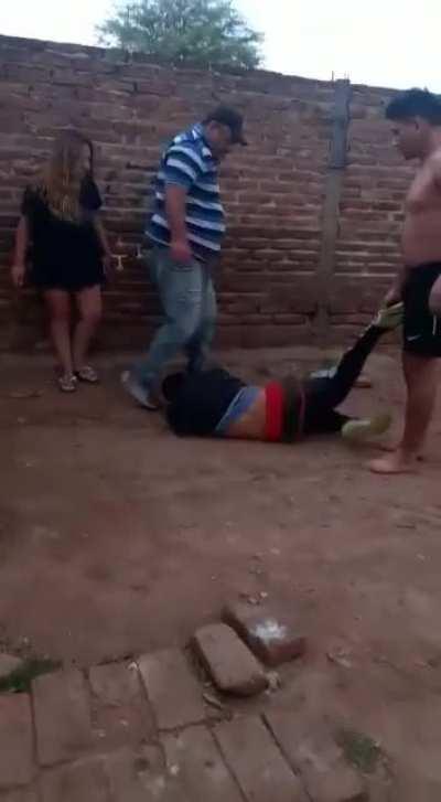 Charata: Vecinos justicieros capturaron a un ladrón que había robado en una vivienda