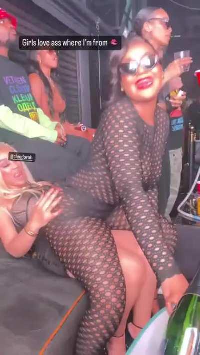 Biggest ass in the club (L cameraman)