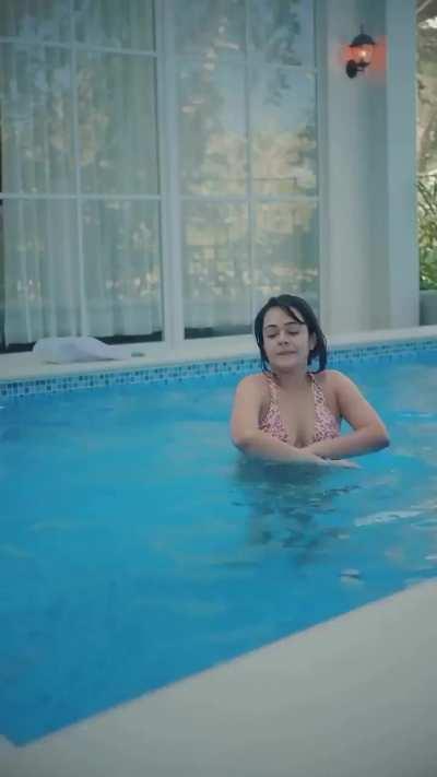 Can anyone make apoorva Arora scream she's so lovely bang bus type girl