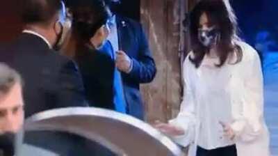 La vicepresidenta jugando a la mancha venenosa con Zulemita