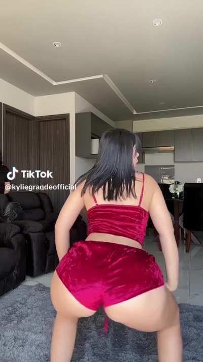 @kyliegrandeofficial