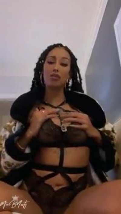 Them tits siting right