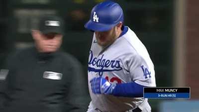 [Highlight] [HIGHLIGHT] MAX MUNCY DOES IT AGAIN, HIS SECOND HOME RUN OF THE GAME AGAINST THE GIANTS.
