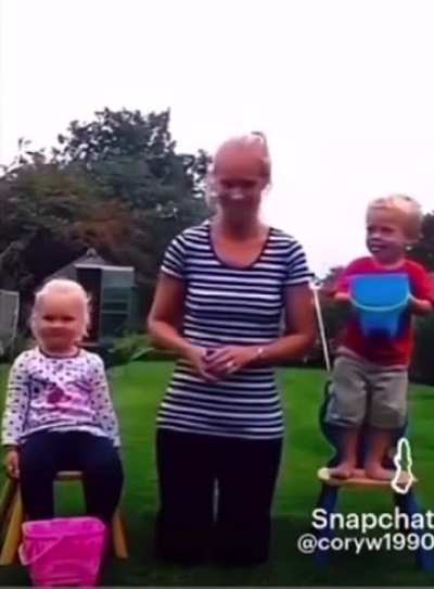 Family does the ice bucket challenge