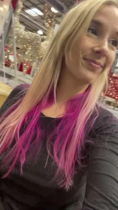 Shopping for Christmas decorations! 🎅🏻[GIF]