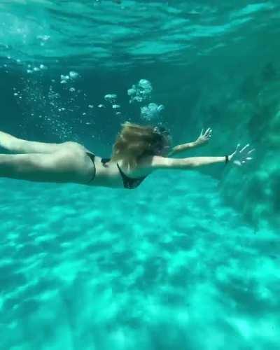 Underwater Swimming in a Black Thong Bikini (Gaia Garavaglia IG Clip)