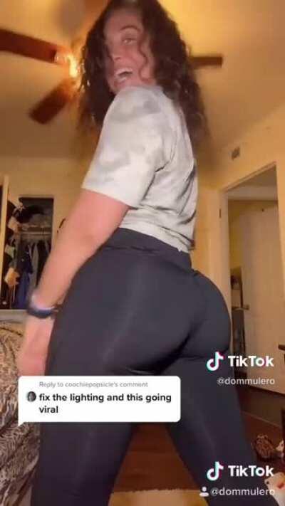 Big bank in yoga pants