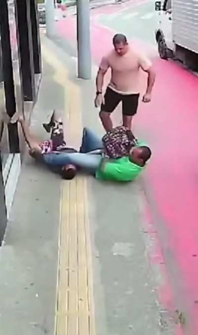 thief gets KO’d by guy who clearly knows his stuff…