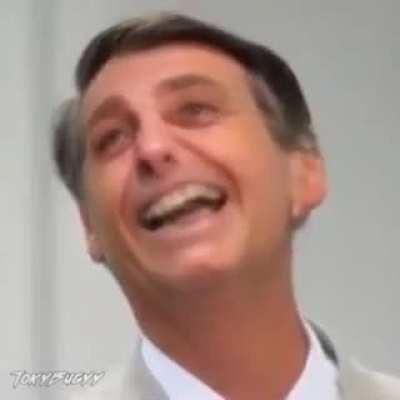 BolsonaroCantandoDameDame.mp4