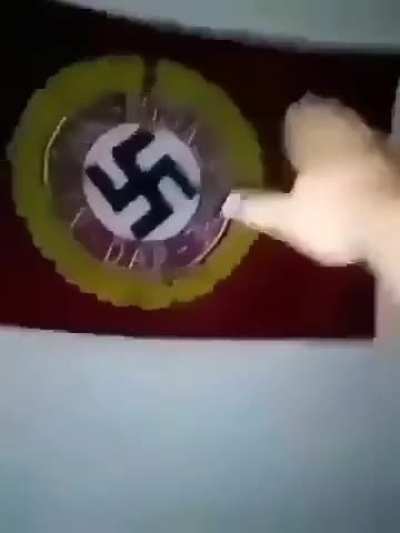 Kol ile silah paralel selam duruyor