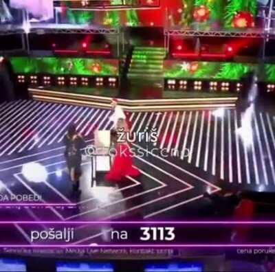 Kad pomislim da ovo stvorenje sad verovatno ima kesa da me kupi :|