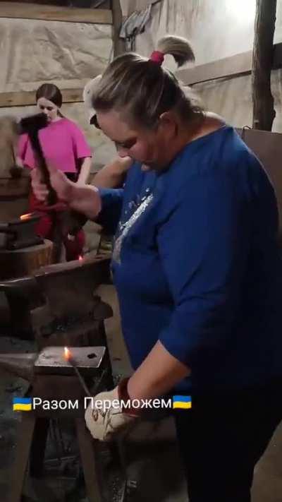 A place where stereotypes are broken and support for our defenders is forged. This is the Lebedyn forge in Cherkasy. Here, they make staples and picks that help dig and fortify trenches, as well as other things necessary for the army