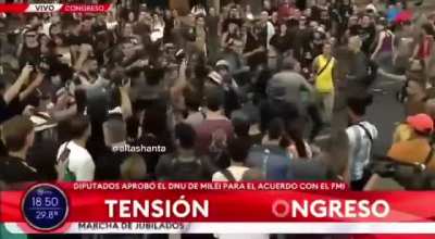 La oposición se quiebra, los jubilados se pelean entre ellos.
