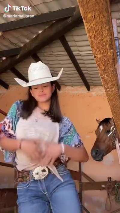 Como le encanta mostrar a la Maria