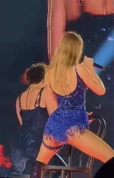 Wanna eat Taylor Swift's delicious ass 😋