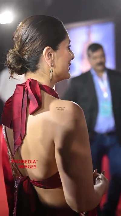 Kareena Kapoor Khan looking Hot in Backless Saree at Filmfare awards 2024