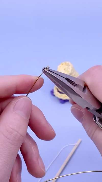 Crocheting a little octopus with a bucket hat named Ripple!