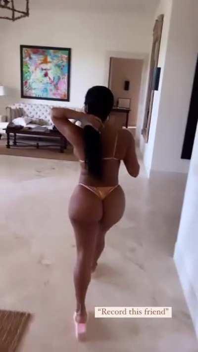 Lira galore 🍑👙