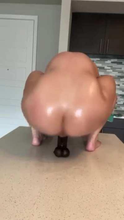 Alana Rose makes herself squirt