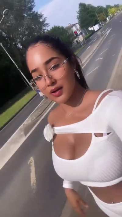 No soy de morenas pero ella está bien rica