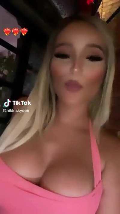 How do I look in pink? @nikkiskyeee