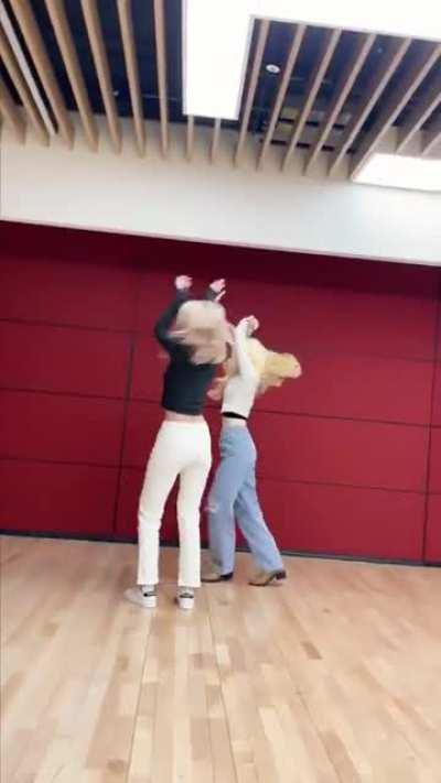 221106 (G)I-DLE TikTok Update - Nxde (Dance Challenge) with Tzuyu and (G)I-DLE Shuhua