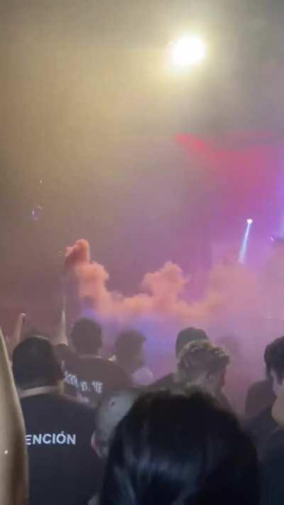 Prendieron varias bengalas dentro de un boliche en Buenos Aires