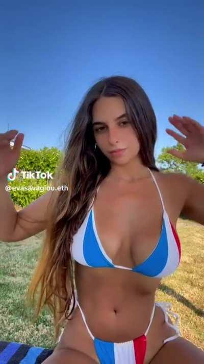 Pretty Brunette @evasavagiou.eth