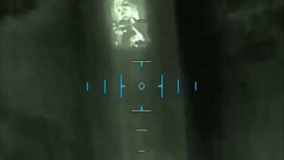 Сцена словно из фильма ужасов: БПЛА украинской армии сбрасывает снаряды на тентованный грузовик «Урал», полный солдат российской армии.