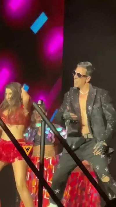 Nora Fatehi and Akshay Kumar pairs up for a Concert in Atlanta!!