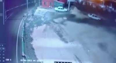 🔥This video captured by a home security camera reveals the intensity of the first major tremor that shook Turkey on February 6. While the vibrations of the camera are considerable, cars give an idea of the magnitude.