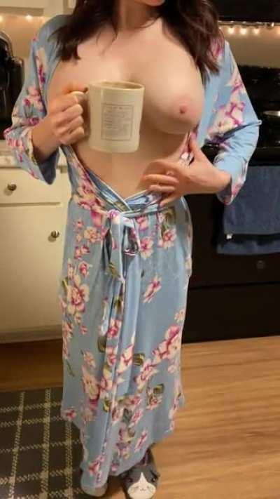 Does this mug make my titties look small? ☕️