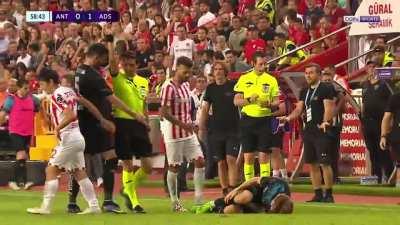 Expulsado a los 20 segundos de entrar al campo. Era su debut con el Antalyaspor. Su familia en la grada