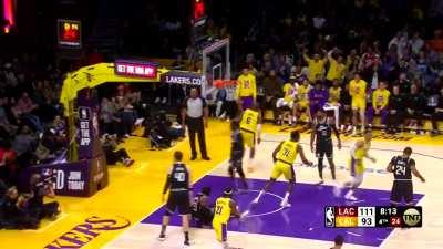 [Highlight] LeBron spins and throws it down to give him 41. He has now scored 40 on every NBA team.