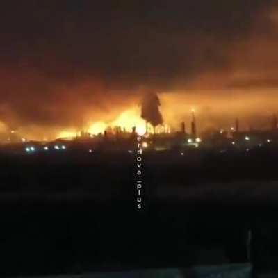 Russian oil refinery in Kstovo is burning, it was targeted by Ukrainian kamikaze drones. The oil refinery in Kstovo is the 4th most powerful in Russia. With a processing capacity of 17 million tons per year.