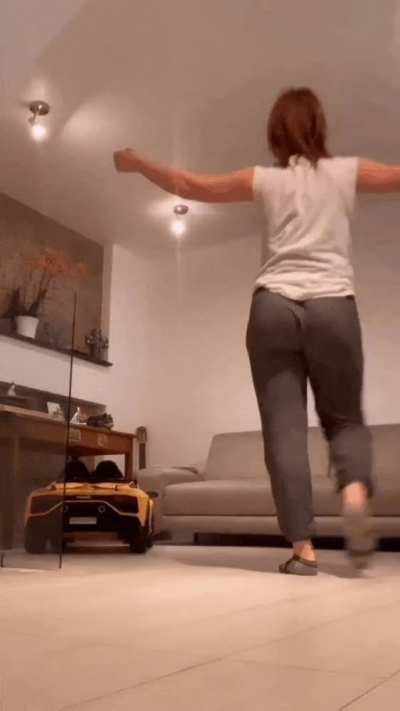 Ariadne Díaz rebotando