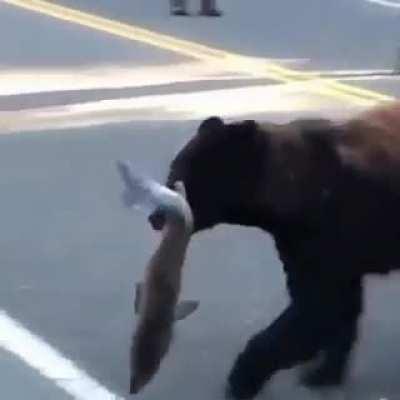 Мааам! Можно я понесу рыбку?!