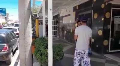 [Neuquen] Pelea a los puntazos entre minas en la calle