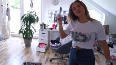 Video: „Ich versuche mir fake Sommersprossen mit Tattoofarbe zu machen.“