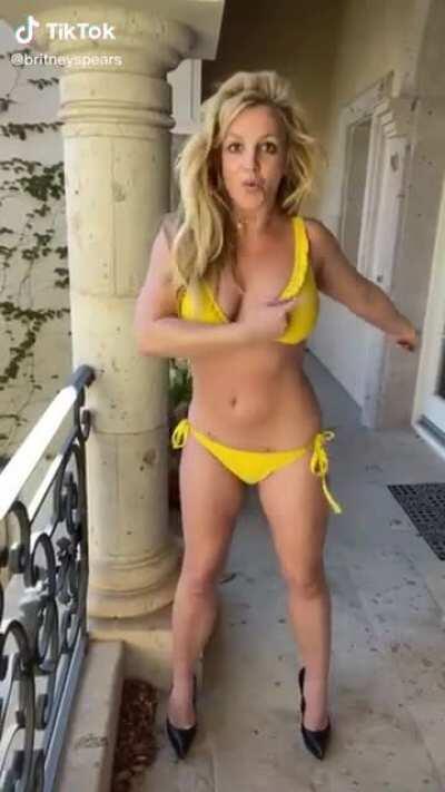 210420 Britney Spears danced to BLACKPINK’s ‘How You Like That’ in a recent TikTok!