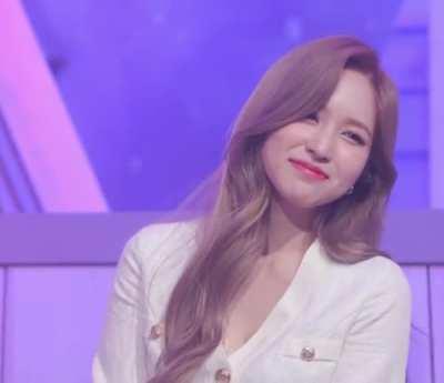 201019 - Look how happy Mina is