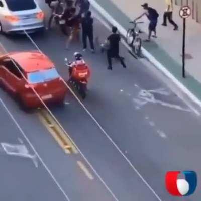 Guy robs cellphone and is immediatly ganged up by everyone passing by