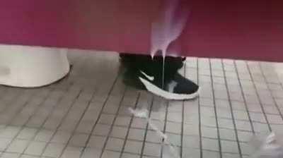 El Profe: por qué no fueron al baño durante el recreo?!😡 *El baño en el recreo🥵*