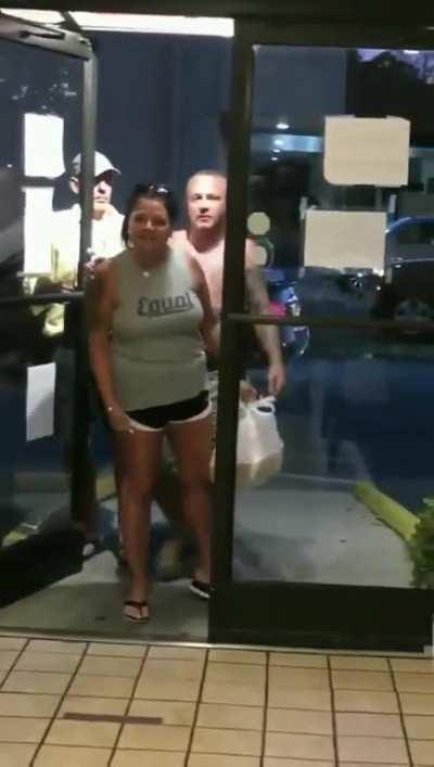 Anti-masker lady flips out in restaurant