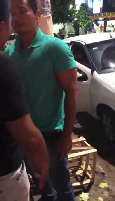 Policial opressor é intimidado após prender estudante que estava tomando posse material sem consentimento para comprar cervejinha.