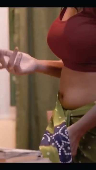 Pallu stopped falling holding her rounded booba 🤤🔥