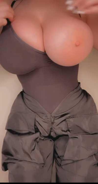 5’1 with some big natural titties