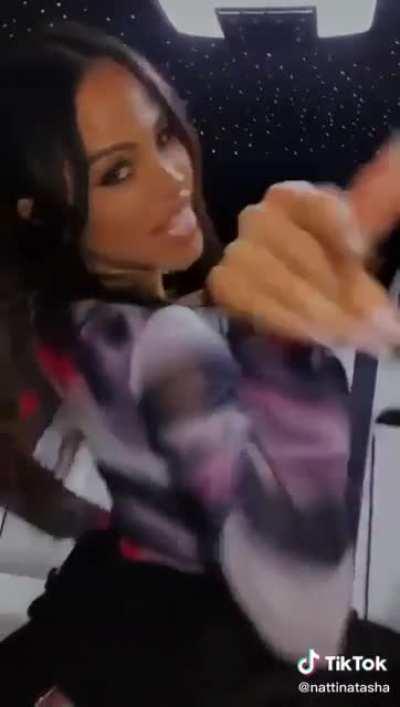 Está tan linda, está tan rica y tiene tremendo culo 🍑👅