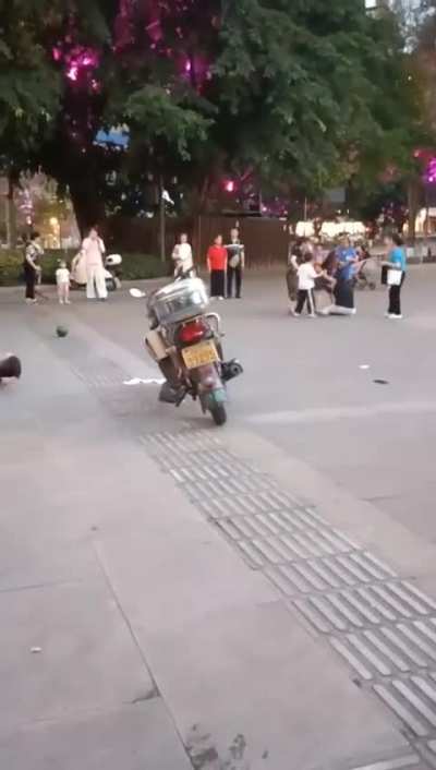 At the entrance of a mall in Zigong, China, a conflict reportedly broke out among adults after children started playing and caused a commotion.