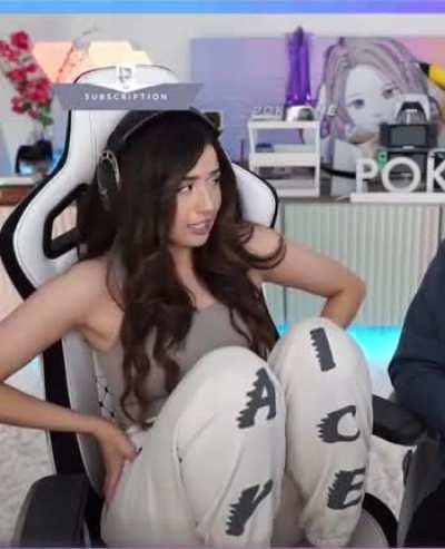 Squishing her thiccness